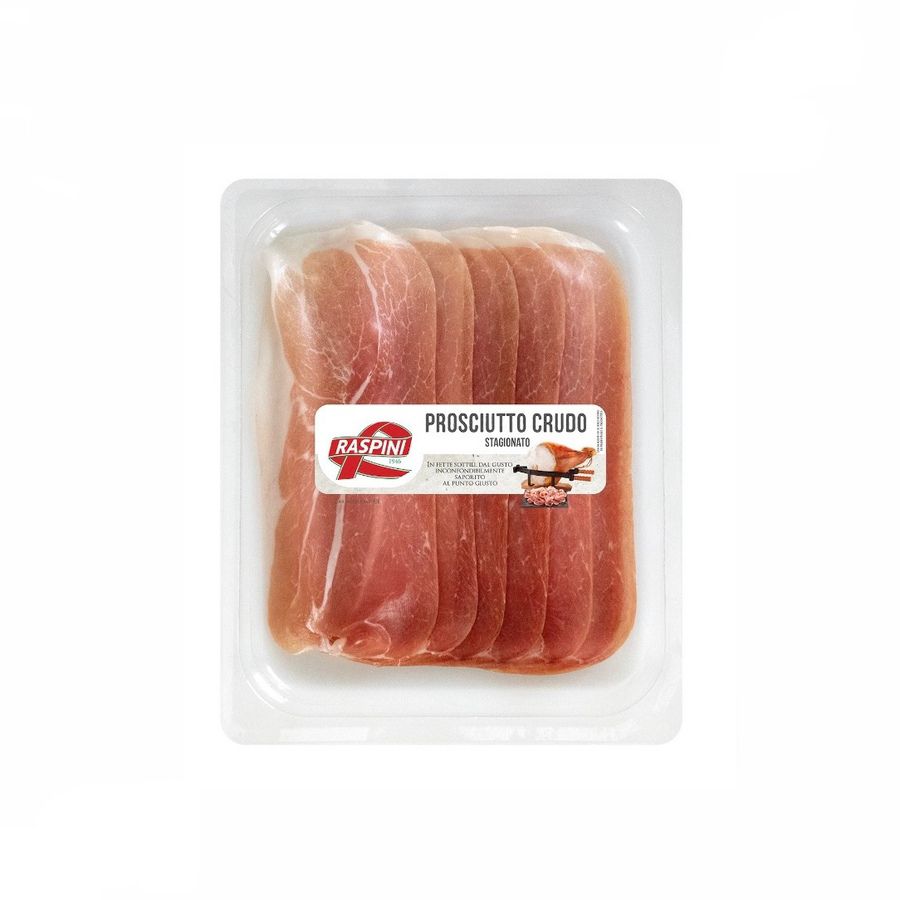 Verpackung von Prosciutto Crudo mit sechs Scheiben, rosa Farbe, auf weißem Hintergrund.