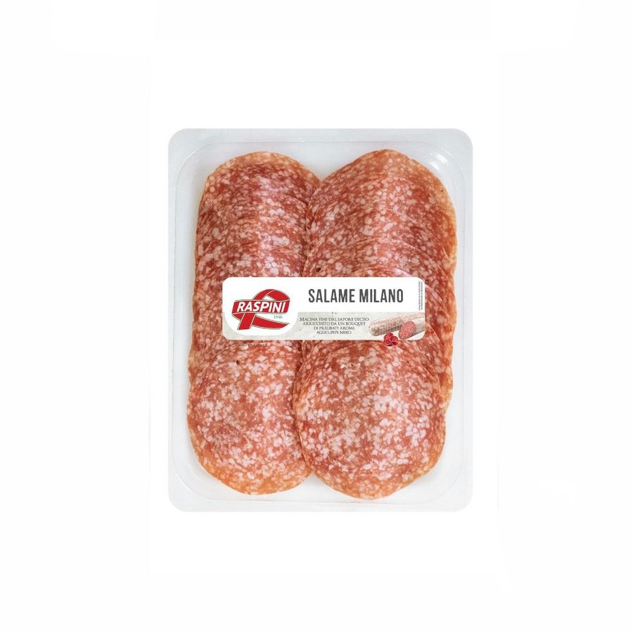 Verpackte Salami Milano in Klarsichtfolie mit Raspini-Label, rote Farbgebung und gesprenkelte Textur.