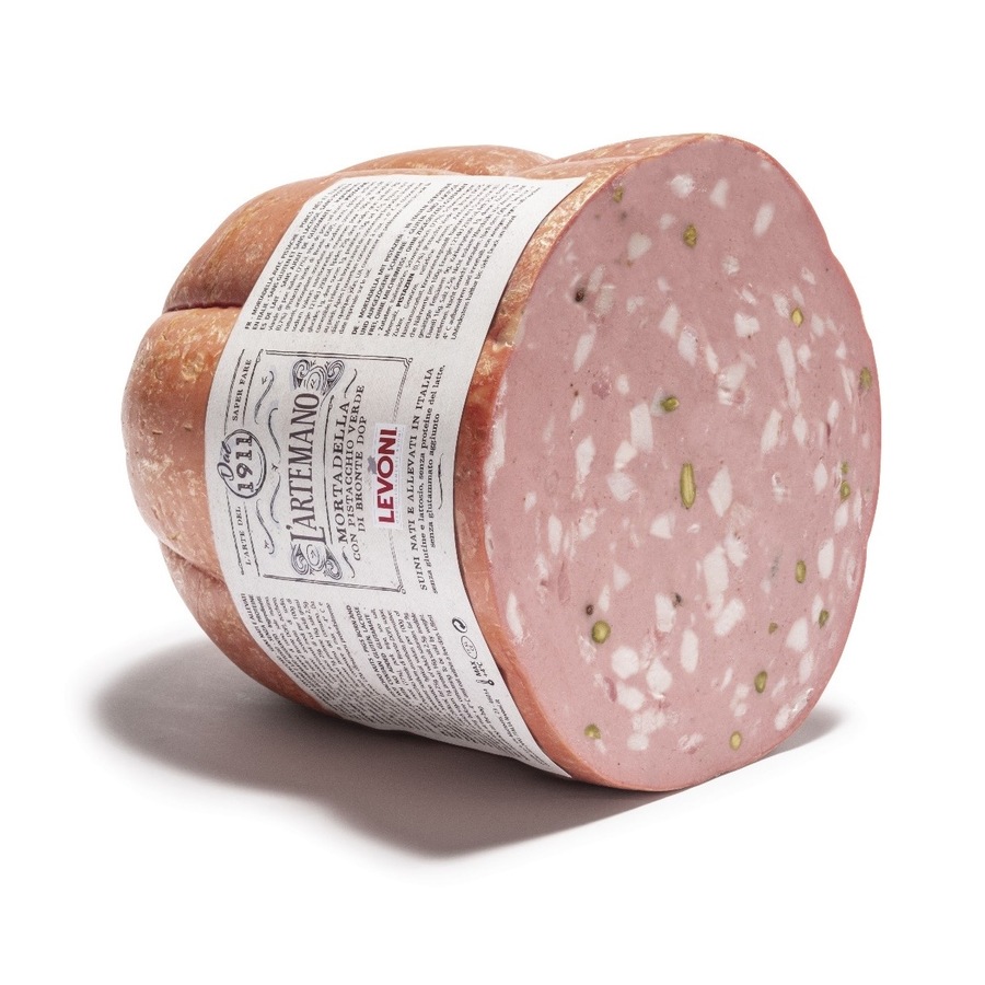 Italienische Mortadella mit weißem Etikett, rosa Farbe, grüne Pistazienstücke sichtbar.